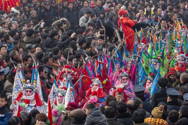 Qin Gang - Temple-Fair-in-Central-China-8